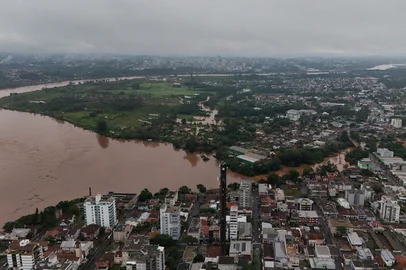 ESTRELA, RS, BRASIL, 19-06-2025: imagens aéreas da região central de Estrela mostram o curso do Rio Taquari. Nas imagens se podem avistar a cidade de Cruzeiro do Sul. A população de Estela segue em alerta com aumento no nível do Rio Taquari. Moradores de regiões de risco ainda aguardam o apoio da defesa civil para serem ser alocadas a áreas seguras. Foto: Renan Mattos / Agência RBS<!-- NICAID(16063454) -->