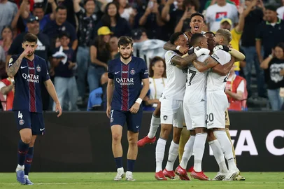 PASADENA, CALIFORNIA - JUNE 19: Players of Botafogo celebrate after the team's victory in the FIFA Club World Cup 2025 group B match between Paris Saint-Germain FC and Botafogo FR at Rose Bowl Stadium on June 19, 2025 in Pasadena, California.   Harry How/Getty Images/AFP (Photo by Harry How / GETTY IMAGES NORTH AMERICA / Getty Images via AFP)<!-- NICAID(16063923) -->