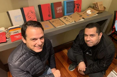 Oficineiros integrantes do serviço GerAção POA, Michael Filipe Kahian (direita na foto), que trabalha na loja da Cinemateca Capitólio, e Felipe Cardoso Fadanelli (à esquerda), que trabalha no café do local. Foto de 18/06/2025<!-- NICAID(16062955) -->